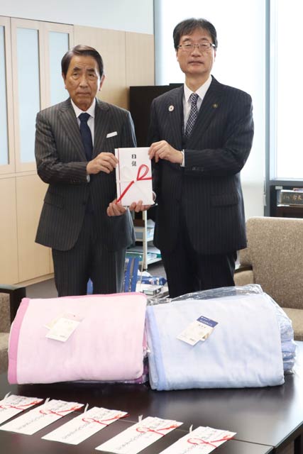 山下家具店の山下会長(左)と鈴木市長