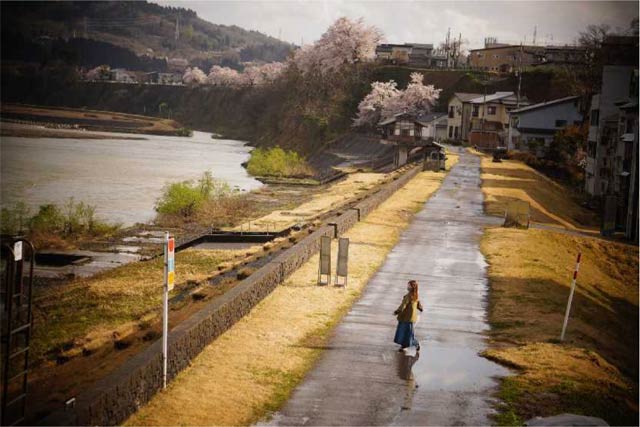 グランプリで信濃川中流及び魚野川部門最優秀賞の藤巻亙介さんの「雨上がりの散歩道」 