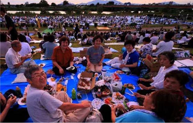 信濃川下流部門最優秀賞の田中日登志さんの「花火を待つ」