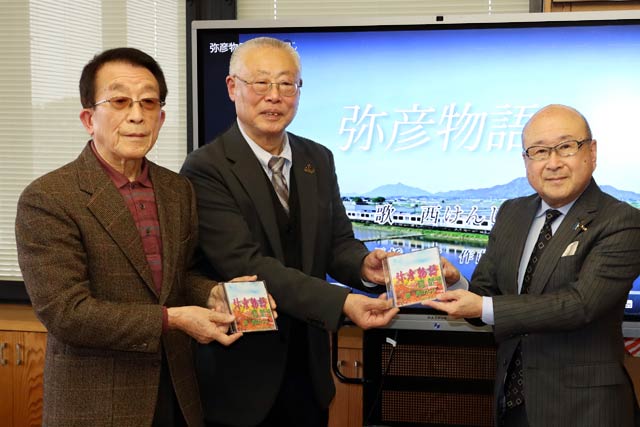 左から長橋さん、西さん、本間村長