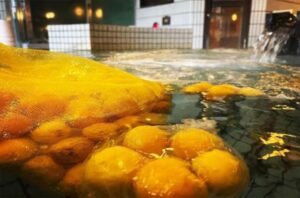 22日「冬至」にあわせて「じょんのび館」と「ちぢみの里」にゆず風呂サービス