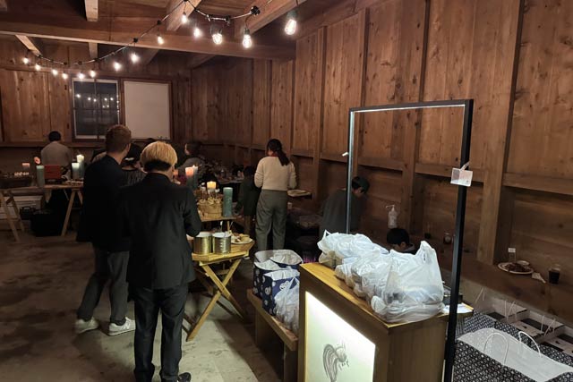 飲食ブースになった土蔵の内部