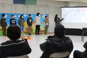 加茂小5年生が地域安全マップを作成した学習成果を校外で発表