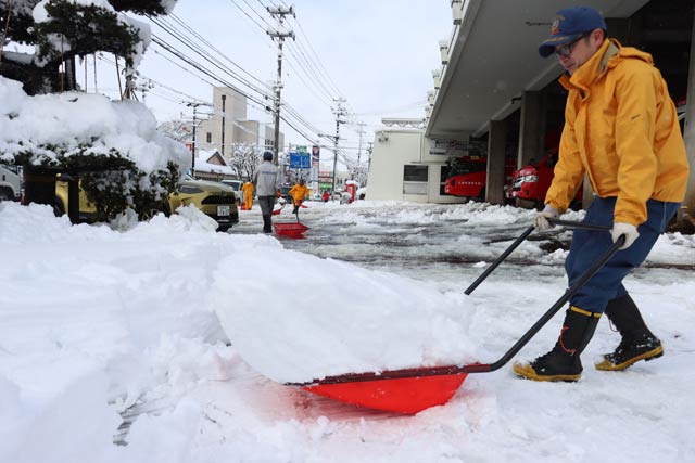 22日朝の三条市消防本部の積雪