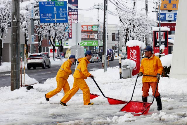 22日朝の三条市消防本部の積雪