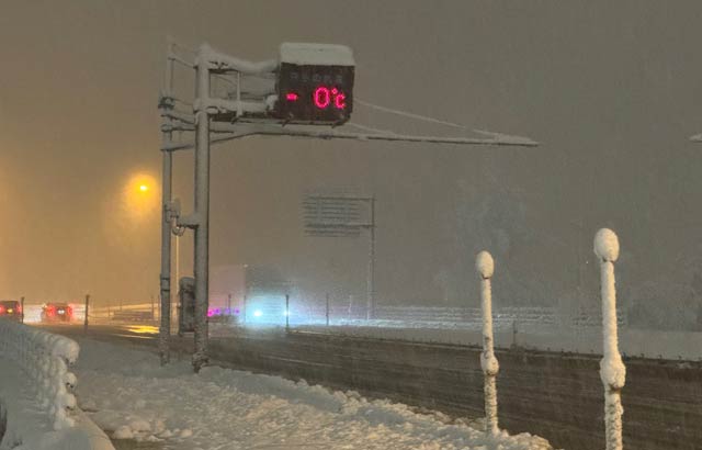 21日午後11時ごろ三条大橋たもとの気温表示は「－0℃」
