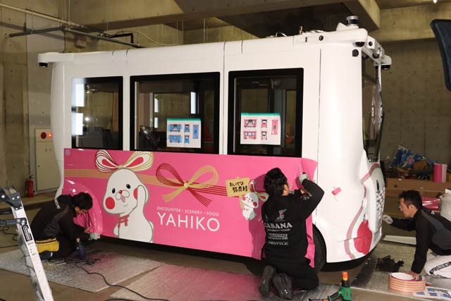 自動運転車両のラッピング作業