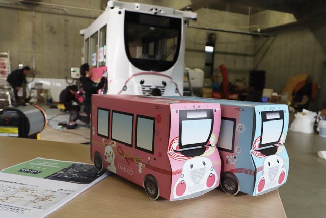 自動運転車両のラッピング作業