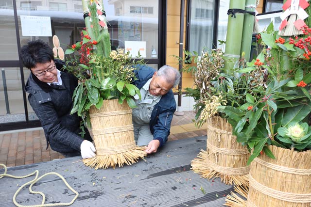 「長久の家」に門松を届ける