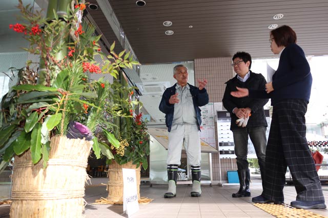 三条市総合福祉センターに門松を届けた