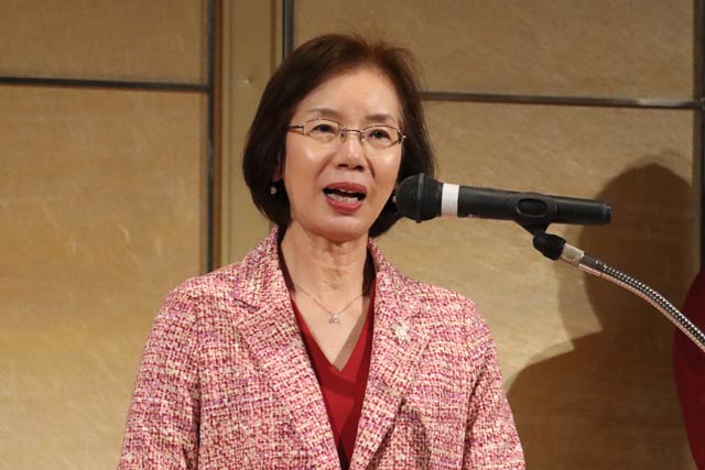 新酒発表会であいさつする栗山米菓の栗山取締役