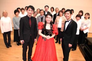 スペシャル合唱団と左から三間さん、長岡さん、近藤さん