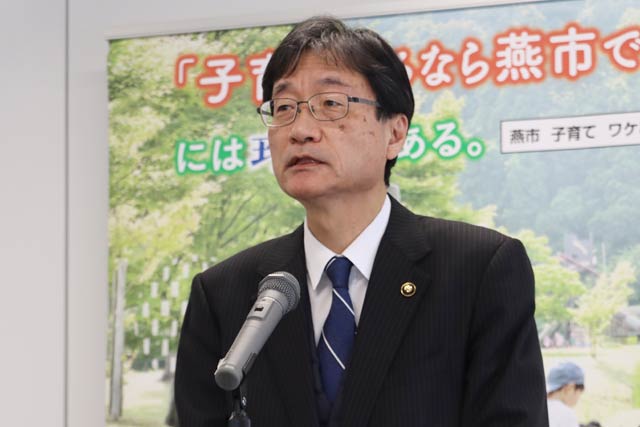 会見する鈴木燕市長