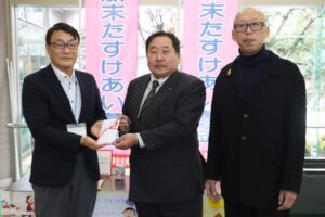 左から三条市社協の笹川事務局長、三条ライオンズの家坂会長、五十嵐幹事