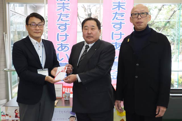 左から三条市社協の笹川事務局長、三条ライオンズの家坂会長、五十嵐幹事