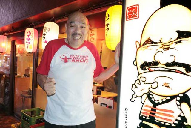 2016年に「居酒屋カンちゃん」の前でキラー・カンさん