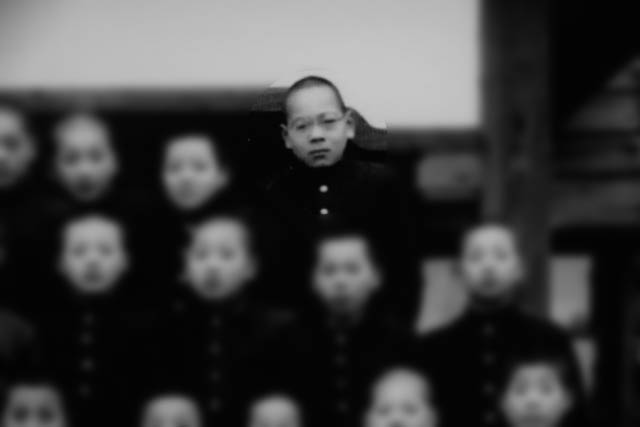 吉田小学校6年1組の卒業写真に写るキラー・カンこと小沢正志さん