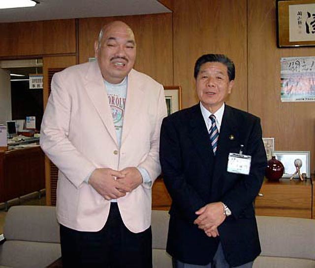 CDデビューをきっかけに2007年に当時の小林清燕市長を表敬訪問したキラー・カーンさん
