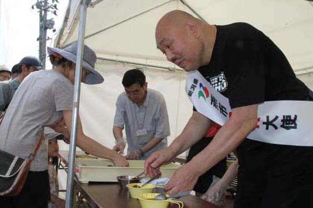 2013年に燕三条カレー産業博で海上自衛隊カレーを振る舞うキラー・カーンさん