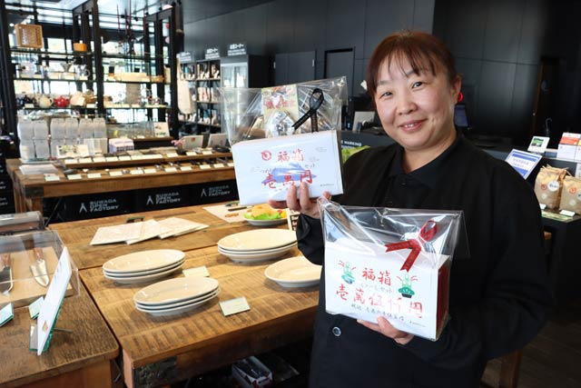 福箱を販売する諏訪田制作所のファクトリーショップ