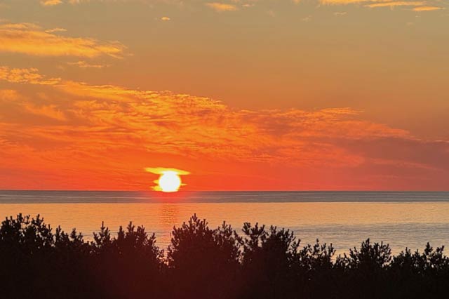 長岡市寺泊地域の野積から日本海に沈む夕日