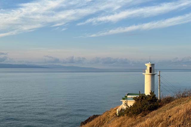 新潟市西蒲区の角田岬灯台と青空