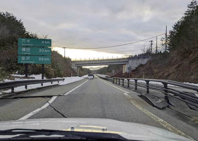 石川県穴水町の「のと里山海道」は路面が割れてゆがんだ
