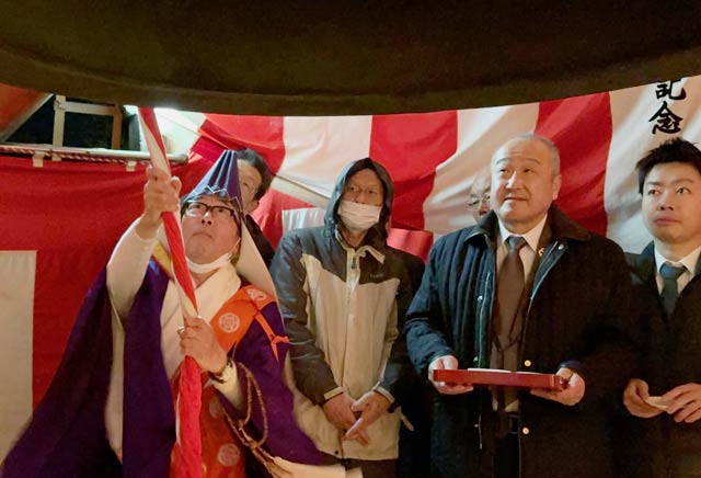 本成寺の除夜の鐘をつく鈴木貫主