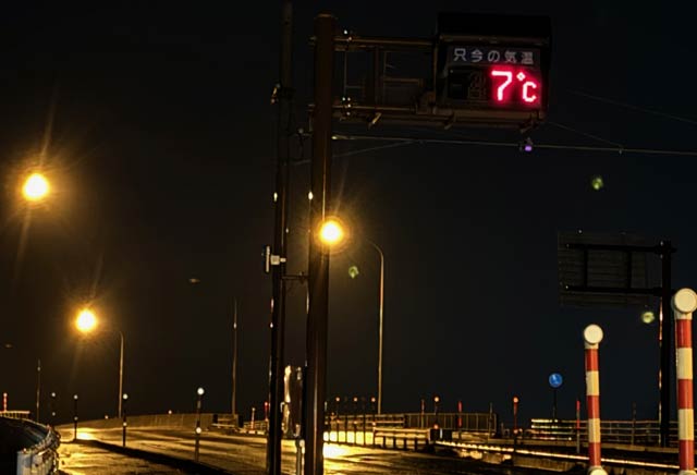 1日午前0時13分の三条大橋たもとの気温の表示板は「7℃」