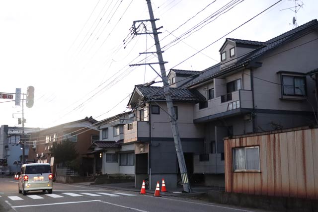新潟市西区の傾いた電柱
