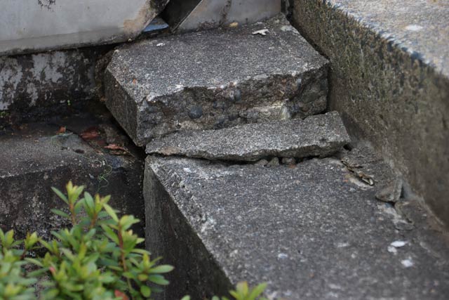 地盤沈下で建物と地面でつながっていたコンクリートが割れて3センチほどずれた