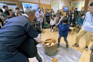 道の駅たがみが初売りで恒例のもちつき 能登半島地震であり方を考えさせるスタートに