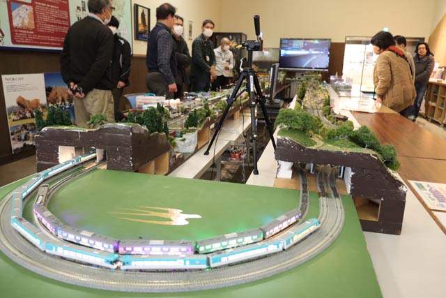 3日まで新潟市岩室観光施設「いわむろや」で開かれている鉄道ジオラマ運転会