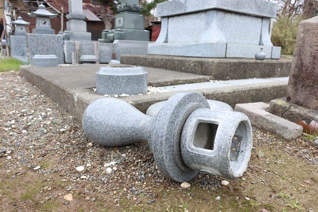 燕市内で倒れた石灯ろう