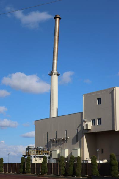 ストーカ炉の上部の鋼鉄製の内筒が東側の右に傾いているのがわかる