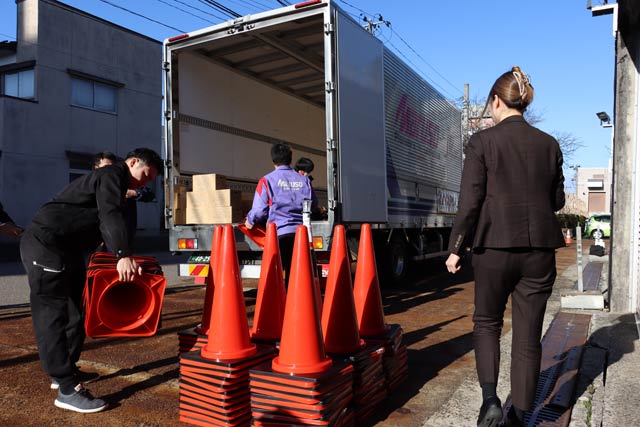 支援物資交通規制物品をマルソーのトラックに積み込む
