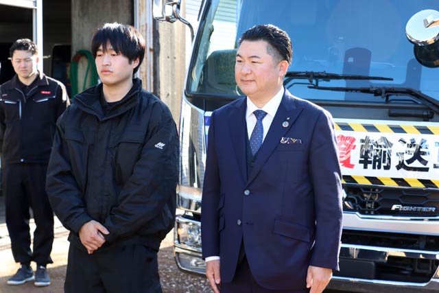 マルソーの運転手の尾暮さん(左)と渡辺社長