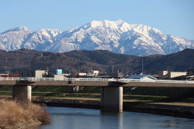 三条市で粟ヶ岳だと五十嵐川と常盤橋