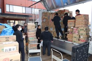 燕商議所に集まった支援物資を3トントラックに積み込む
