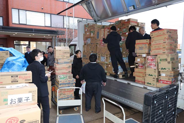 燕商議所に集まった支援物資を3トントラックに積み込む