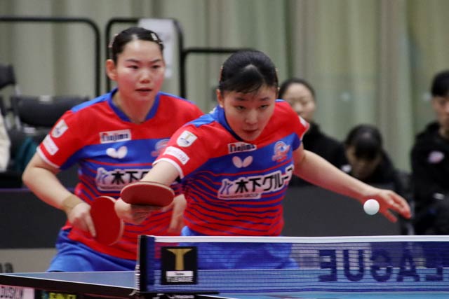 ダブルスの張本選手とホー・ジュオジア選手のペア