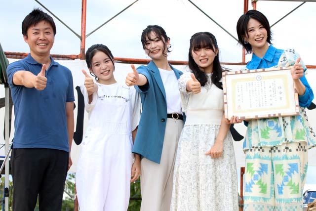 左から滝沢市長、太田さん、菊地さん、平澤さん、森山さん