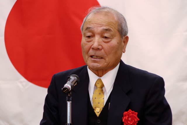 熟年成人者代表であいさつする寿会会長の河合さん