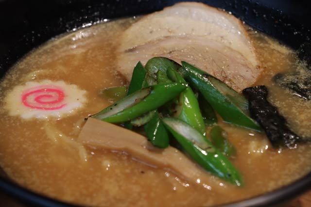 ネギのトッピング前のラーメンの見た目に食欲をそそらされる