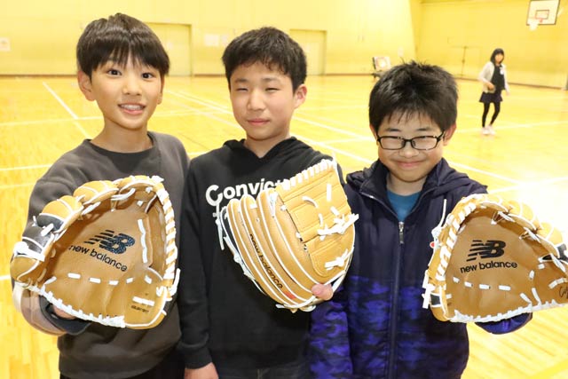 粟生津小学校に届いた大谷昌平選手からプレゼントされたグローブ