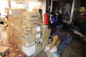 支援物資をトラックに積み込む