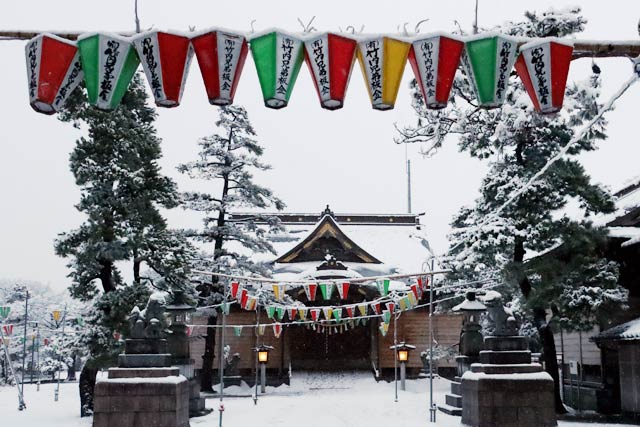 13日の雪で雪化粧した八幡宮境内