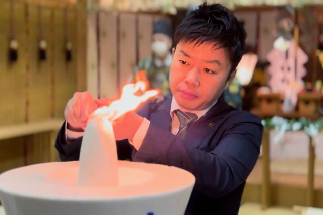 「三条市長」の大ろうそうに点火する滝沢市長