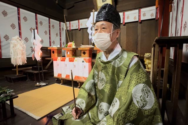 金山神社であいさつする藤崎宮司