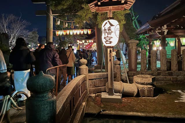 右下に能登地震で倒れた石灯ろう